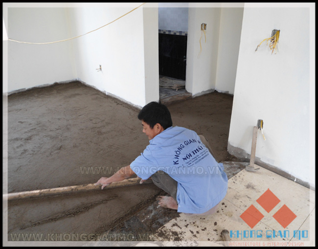 Đội thợ nề công ty Không Gian Mở đang tiến hành thi công lát nền nhà - Biệt thự Mộc Châu Sơn La